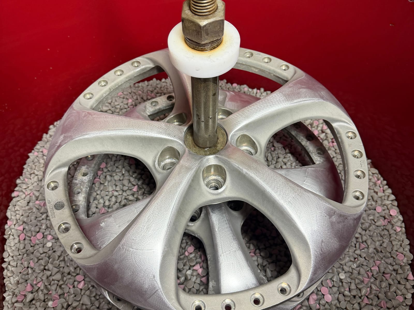 Wheel center mounted in the ceramic polishing media