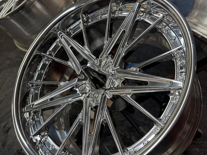 Mirror-polished forged multi-piece wheel with a polished lip
